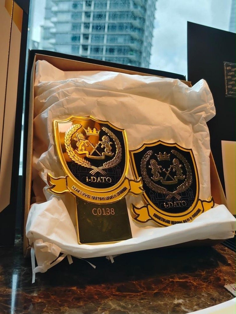 i-DATO crest